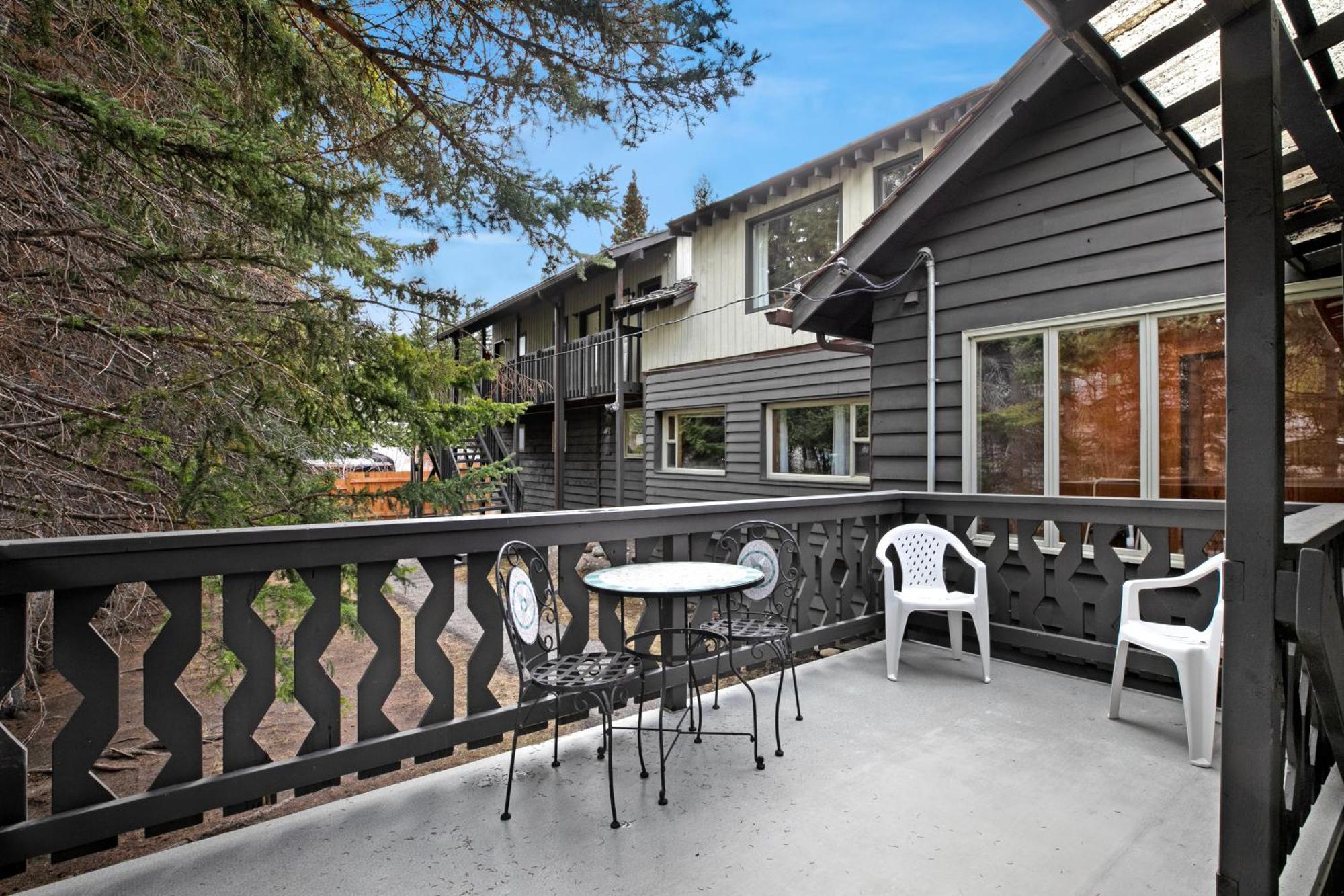 Elkhorn Lodge Vacation Rentals Банф Екстериор снимка